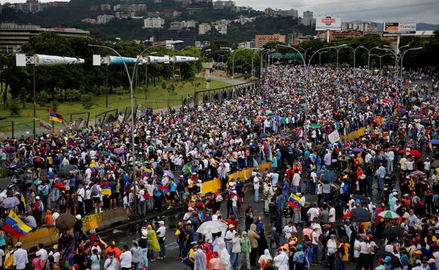 Miles de venezolanos rechazan la violencia militar: «Bajen sus armas»