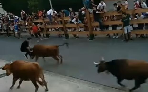 Se libra de cinco cornadas en el encierro de la localidad navarra de Orcoyen