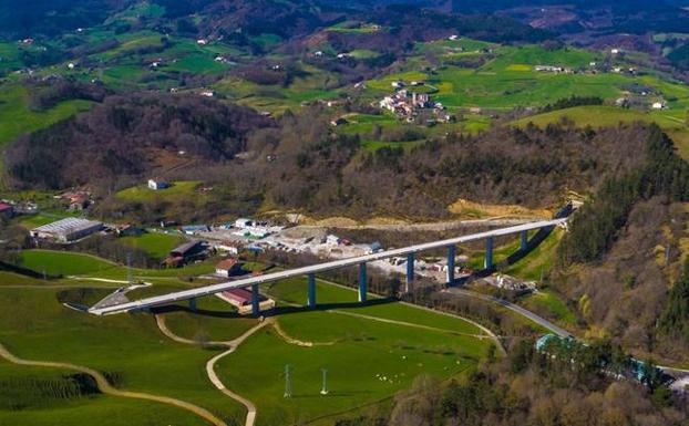 Fomento garantiza que la línea Burgos-Vitoria acogerá mercancías