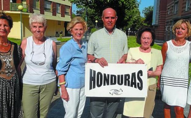 El padre Patricio Larrosa. En Zarautz con varias de las colaboradoras de Acoes Honduras. / ETXEBERRIA