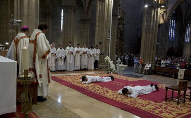 Un exconcejal del PP de Zarautz y un ingeniero de Ordizia se ordenan diáconos en Donostia