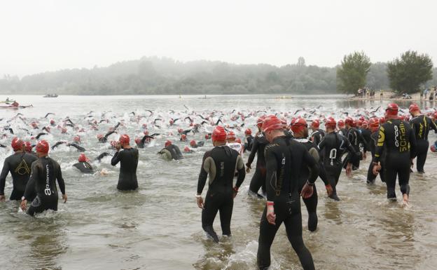 Una invasión de algas obliga a limpiar el embalse de Ullíbarri de cara al Triathlon de Vitoria