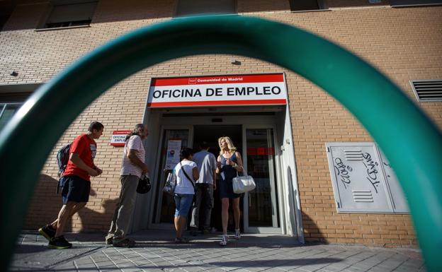 El inicio de la temporada veraniega reduce el paro en casi 100.000 personas y crea 87.000 empleos