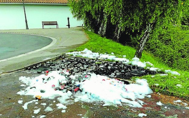 Quema ayer de varios contenedores en las cercanías del cementerio