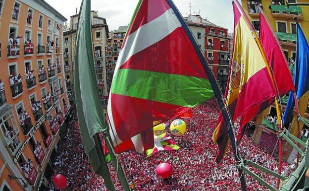 Asiron abre otro pulso con el Gobierno al colocar la ikurriña en el chupinazo