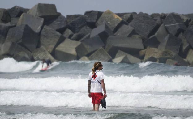 Cruz Roja realiza 51 rescates en junio en las playas de Gipuzkoa