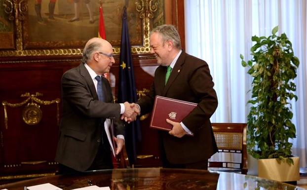 Las Diputaciones aumentarán sus ingresos gracias al pacto entre Azpiazu y Montoro