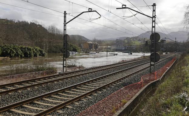 El Gobierno central transferirá en 2018 las 2 primeras líneas de tren que pide Euskadi