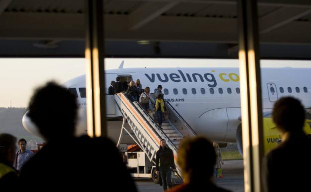 Vueling confirma que seguirá en Hondarribia a pesar del recorte de pista