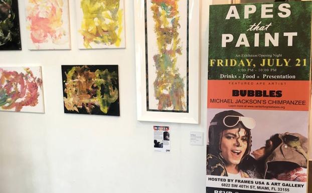 Exponen los cuadros del chimpancé de Michael Jackson