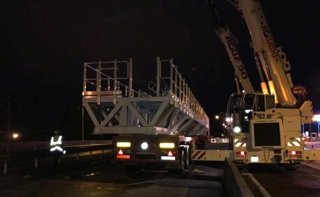 Cerrada la AP-8 entre Irun y Behobia para colocar el pórtico del nuevo peaje