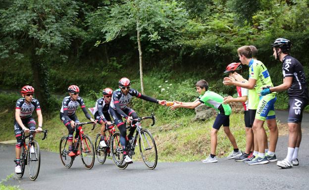 Los ciclistas ya calientan motores