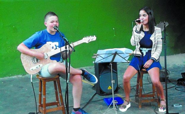 Aritz con su guitarra y Maite con su voz alegraron Pilarrenea