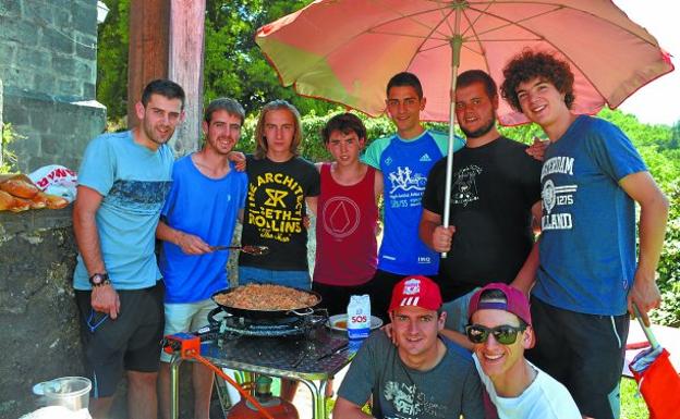 Paella bazkaria eta koadrilen arteko joko arrakastatsuak