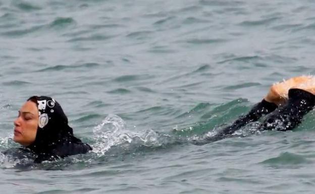 Exigen a una mujer que se bañó en burkini en una piscina pagar su desinfección