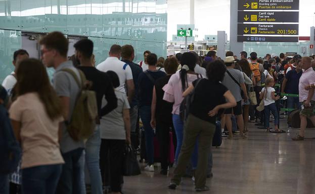 Largas colas en los controles el primer día de huelga en el aeropuerto de El Prat