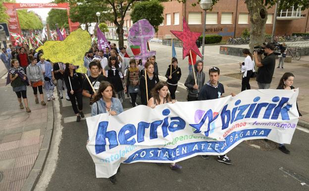 Un centenar de jóvenes de Ernai protestan en Vitoria por el modelo turístico