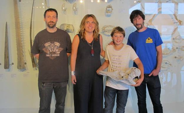 Un niño de Zumaia dona al Aquarium un cráneo de delfín hallado en el 'Flysh'