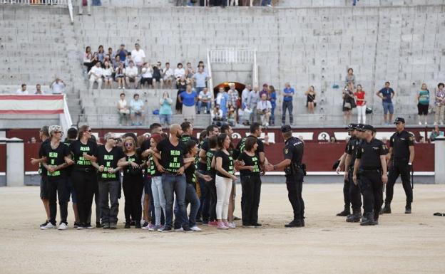 Detenidos 29 antitaurinos que saltaron anoche al ruedo de Las Ventas