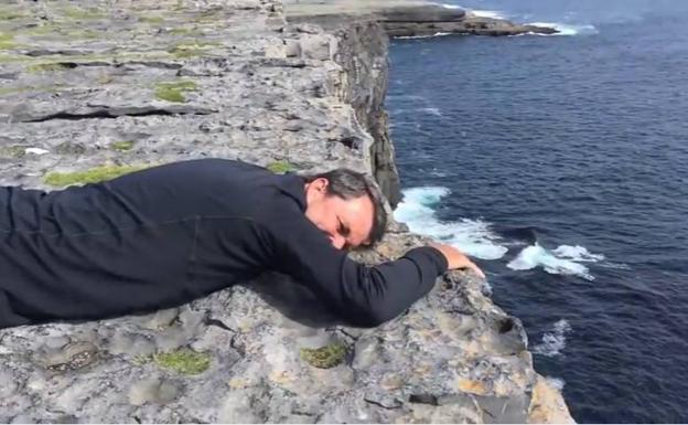 Graba a su padre 'superando' a su miedo a las alturas