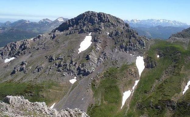 Localizan el cuerpo de un montañero de Valladolid tras despeñarse en Picos de Europa