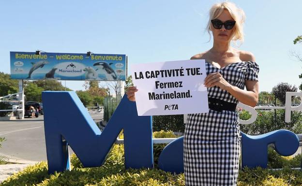 Pamela Anderson protesta contra el cautiverio de animales en Francia