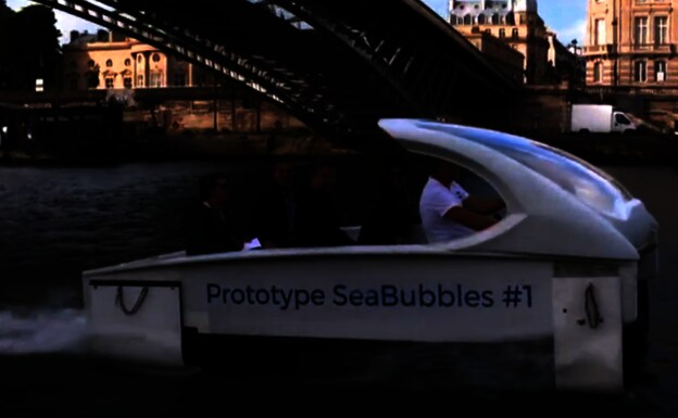 París prueba su primer taxi acuático por el Sena