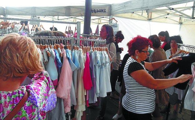 Feria de Stock en la herriko plaza con la participación de 13 comercios de Arkupe