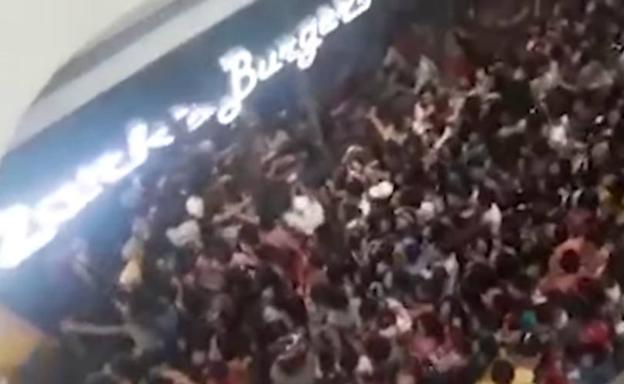 Una multitud invade un restaurante tras una oferta de hamburguesas a 15 céntimos