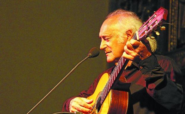 La parroquia debarra se llenó para el espectacular concierto de Amancio Prada