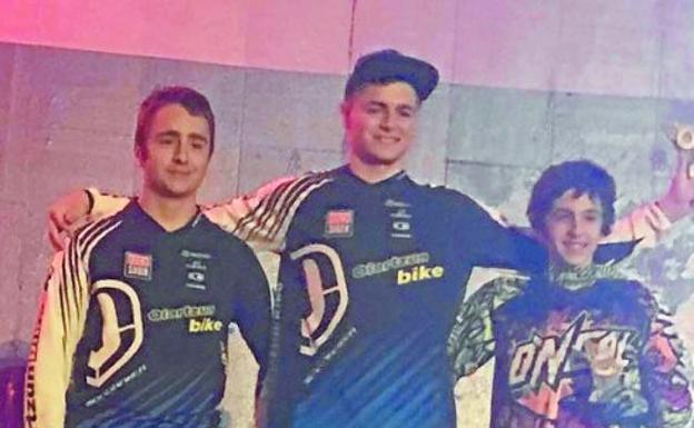 Larrea, los hermanos Fernández y Castro, en el podio del descenso de Ortuella