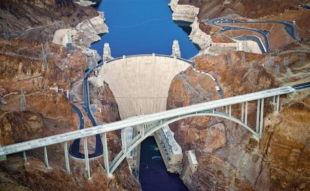 Cruza ebrio a nado la presa en la que nadie había sobrevivido