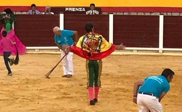 El torero Juan José Padilla desata la polémica tras lucir una bandera franquista