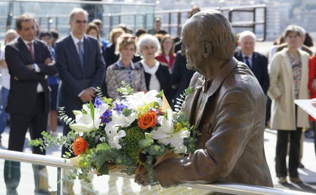 Colocada una estatua de Vicente Zaragüeta en las escaleras del Aquarium