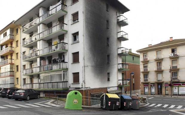 Arden tres contenedores de madrugada en Ibarra y las llamas afectan a un comercio