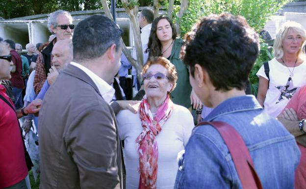 Decenas de personas homenajean en Zarautz al miembro de ETA fusilado durante el franquismo Juan Paredes 'Txiki'