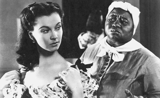 Vivien Leigh and Hattie McDaniel (d), in a scene from the film "gone With the Wind".