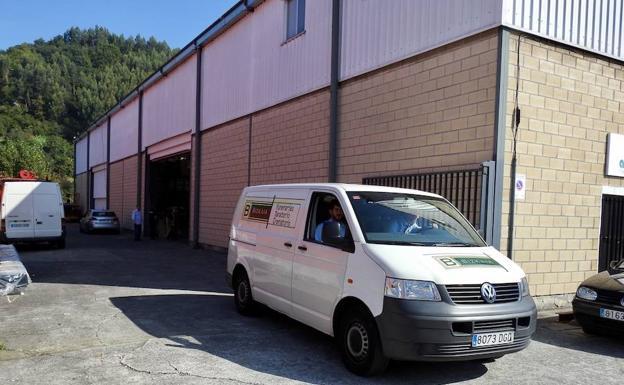 Fallece un trabajador en Basauri al precipitarse desde el tejado de un pabellón