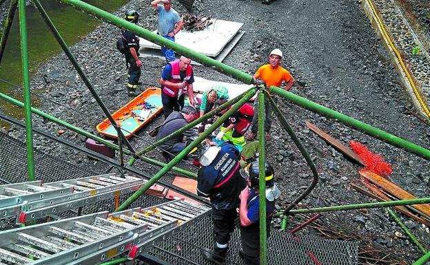 Un trabajador de Andoain, herido grave al desplomarse un puente en Goizueta