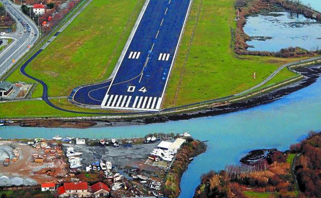 PNV y PSE cierran la puerta a la ampliación de la pista del aeropuerto