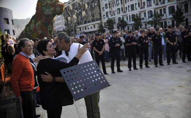 Homenaje al ertzaina asesinado por ETA en el Guggenheim: «Se han olvidado de Txema»