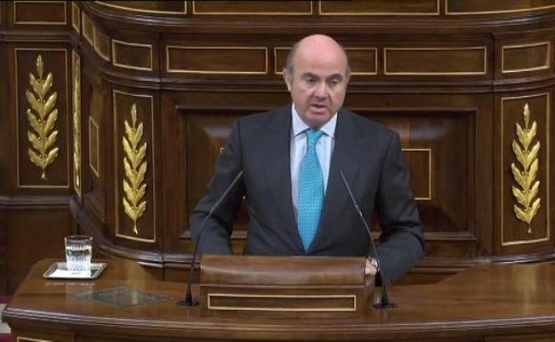 Guindos ve un «aperitivo» la marcha de 800 empresas de Cataluña si se independiza