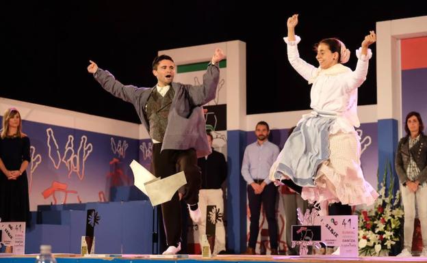 Los ganadores, Xabier Artola e Idoia Besada, bailan sobre el escenario al término del campeonato. :: Usoz /