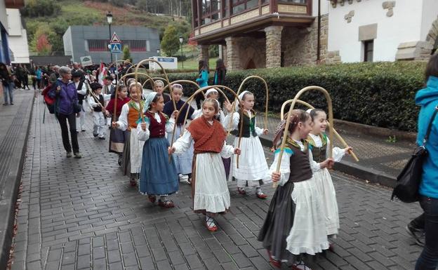 Ni un cielo encapotado arruga a los dantzaris