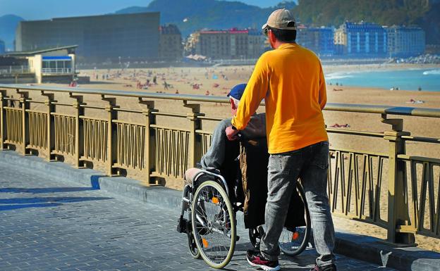 Euskadi logra ampliar in extremis la regulación de 8.000 cuidadores de dependientes