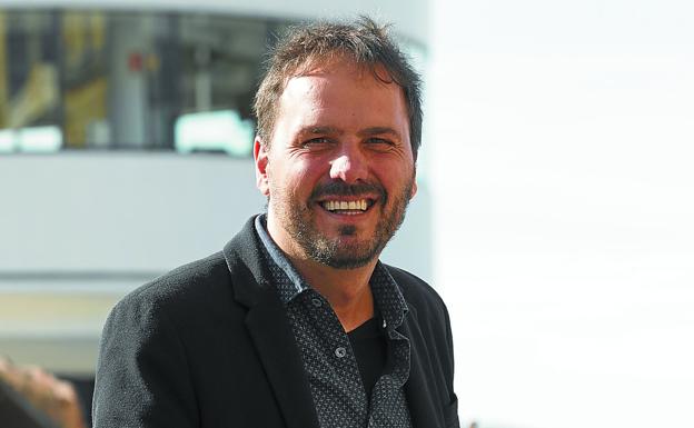 Kirmen Uribe (Escritor): «Hacer recaer el peso del 'relato' en la literatura es pedirle demasiado»