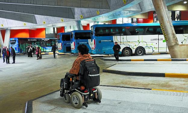 Llevan la estación de autobuses de Donostia a los tribunales por no tener todos los andenes adaptados