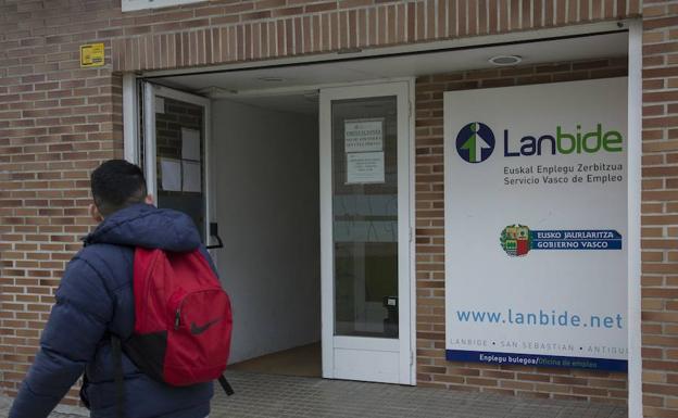 Euskadi es la comunidad en la que más desciende el paro en octubre