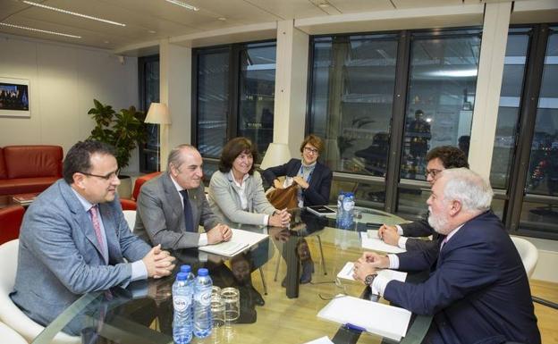 El Gobierno Vasco se compromete en Bruselas a reducir las emisiones de gases un 30% para 2020