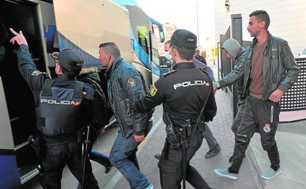 Cientos de inmigrantes, alojados en una prisión por falta de espacio